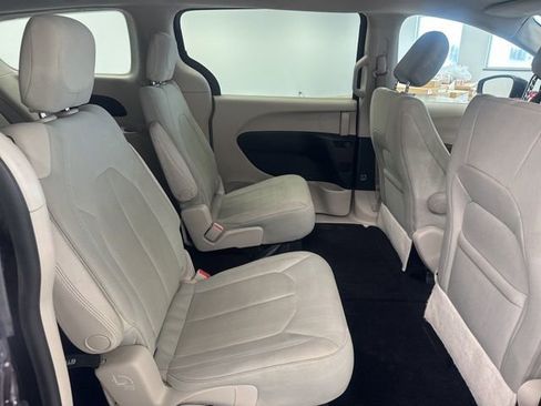 Used 2017 Chrysler Pacifica LX image 27