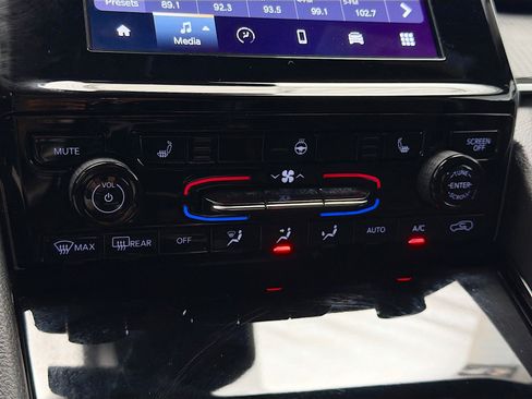 Used 2023 Jeep Grand Cherokee Altitude image 9