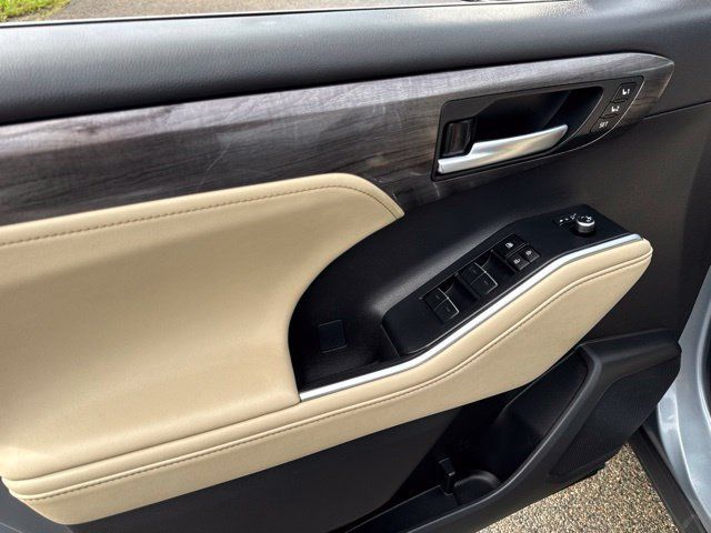 Used 2024 Toyota Highlander Limited AWD/4WD image 11