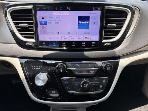 Used 2024 Chrysler Pacifica Touring-L FWD image 26