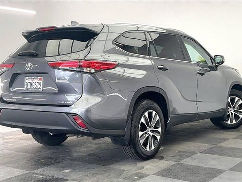Used 2021 Toyota Highlander XLE AWD/4WD image 13