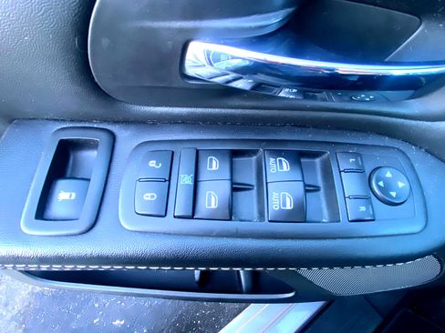 Used 2016 Dodge Grand Caravan SE image 23