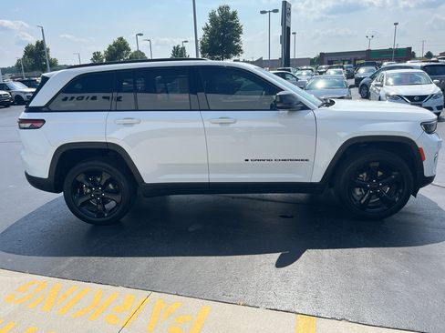 Used 2024 Jeep Grand Cherokee Limited w/ Black Appearance Package AWD/4WD image 57