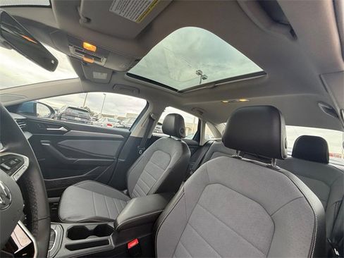 Used 2025 Volkswagen Jetta SE w/ Sunroof Package image 25