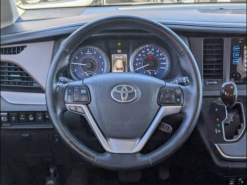 Used 2017 Toyota Sienna Limited Premium image 12