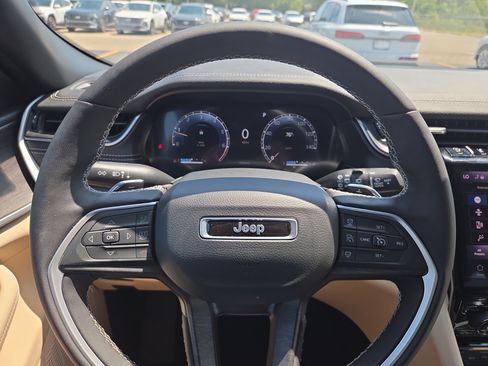Used 2025 Jeep Grand Cherokee Limited RWD image 10