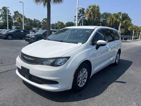 Used 2022 Chrysler Voyager LX FWD image 5