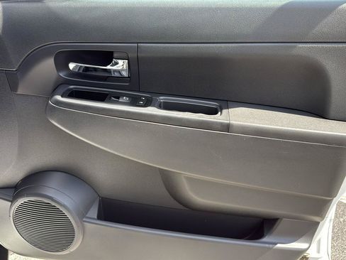 Used 2012 Jeep Liberty Sport RWD image 14