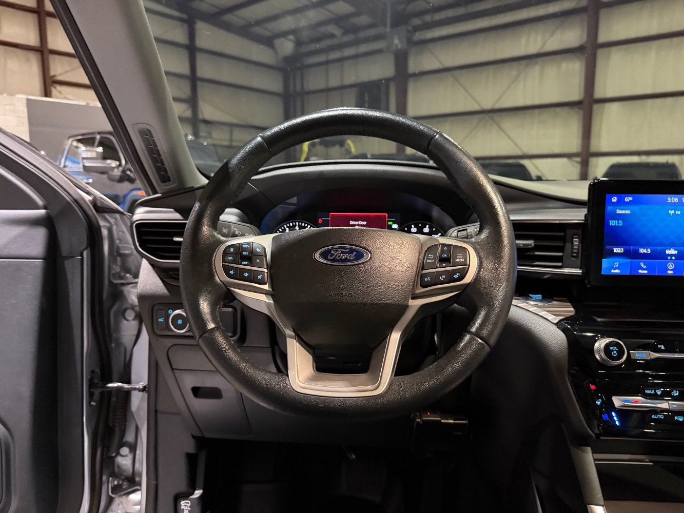 Used 2022 Ford Explorer Limited w/ Equipment Group 301A AWD/4WD image 30