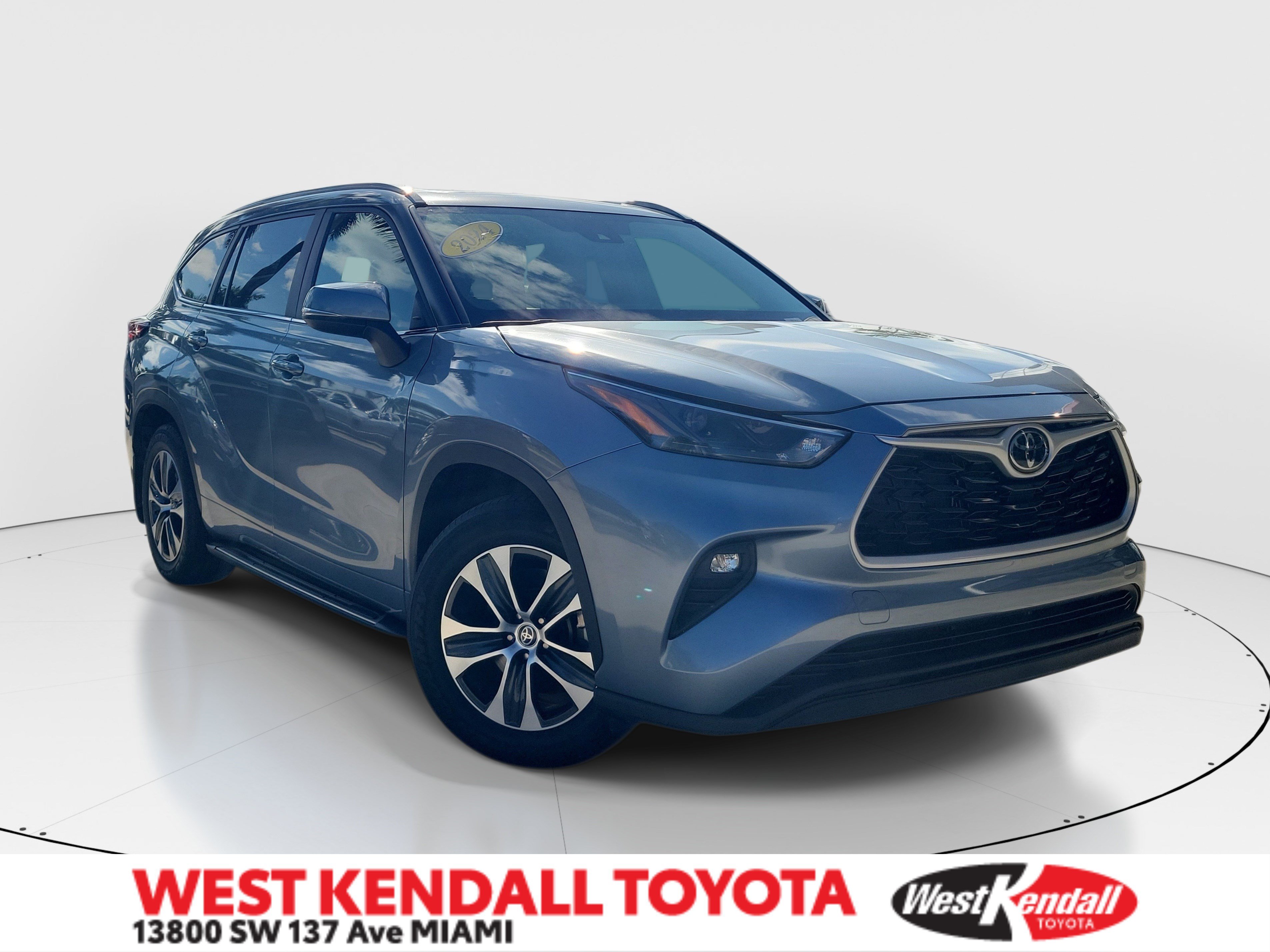 Used 2024 Toyota Highlander XLE FWD image 1