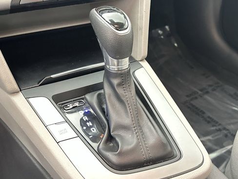 Used 2017 Hyundai Elantra SE image 25
