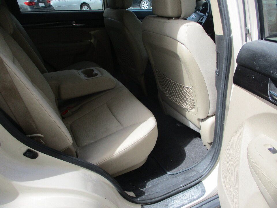 Used 2012 Kia Sorento FWD w/ Third Row Pkg image 21