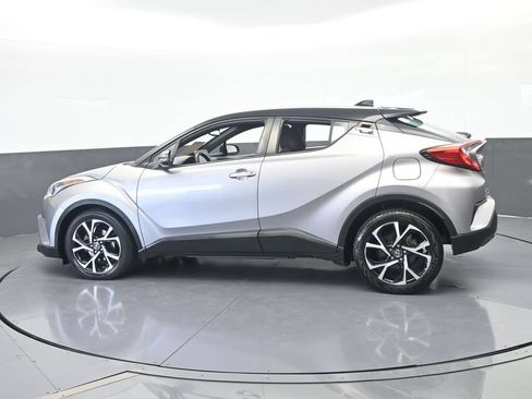 Used 2019 Toyota C-HR XLE FWD image 3