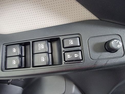 Used 2014 Subaru Forester 2.5i Touring image 28