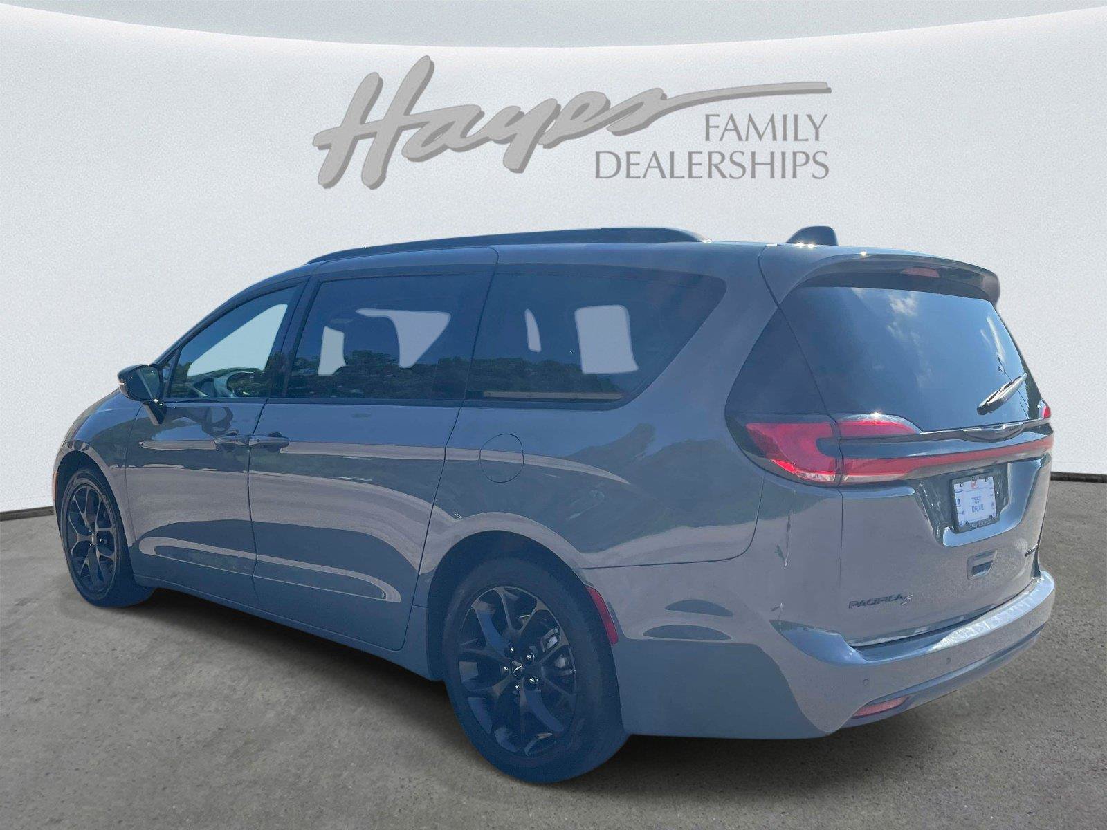 Used 2025 Chrysler Pacifica Limited FWD image 5