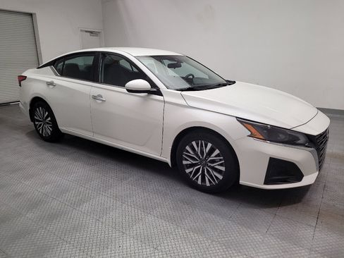 Used 2023 Nissan Altima 2.5 SV FWD image 11