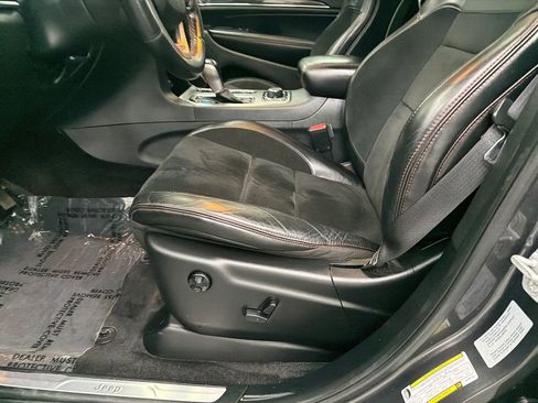 Used 2017 Jeep Grand Cherokee Trailhawk AWD/4WD image 10