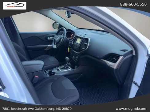 Used 2017 Jeep Cherokee Latitude w/ Cold Weather Group AWD/4WD image 12