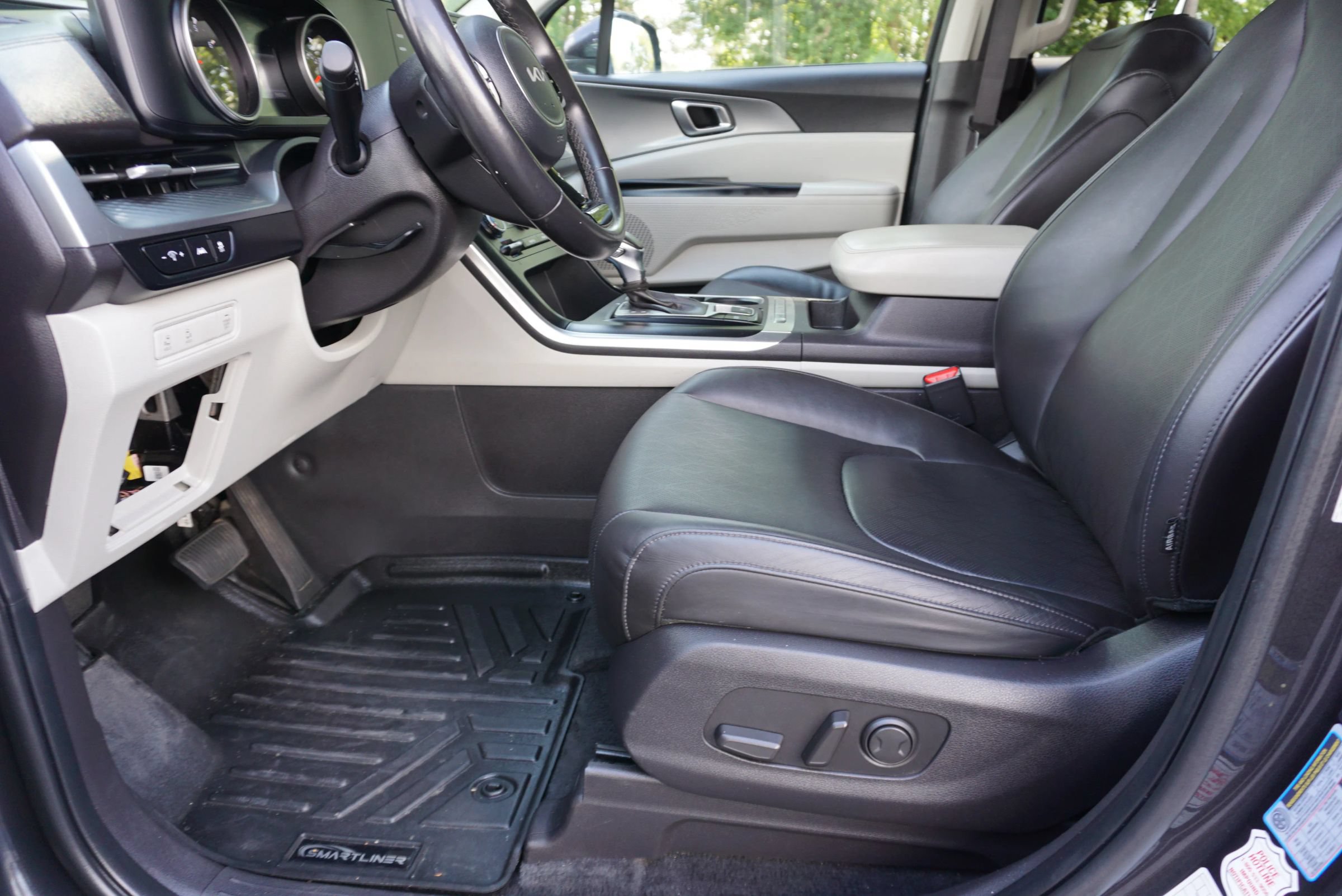 Used 2022 Kia Carnival LX FWD image 30