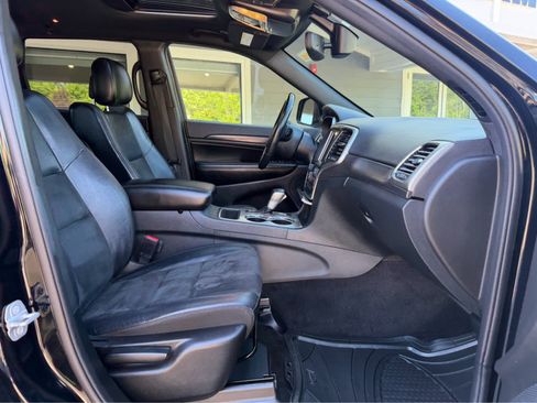 Used 2018 Jeep Grand Cherokee Altitude AWD/4WD image 20