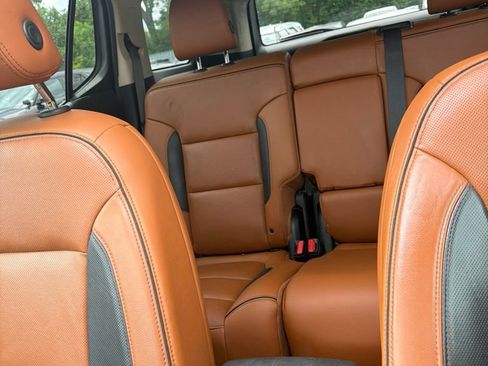 Used 2019 GMC Acadia SLT w/ LPO, 'HIT The Road' Package AWD/4WD image 9