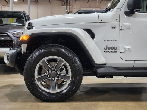 Used 2019 Jeep Wrangler Unlimited Sahara AWD/4WD image 18