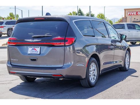 Used 2023 Chrysler Pacifica Touring-L FWD image 3