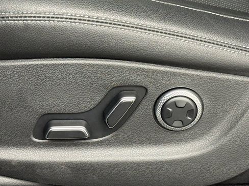 Used 2025 Genesis GV70 2.5T w/ Select Package image 17