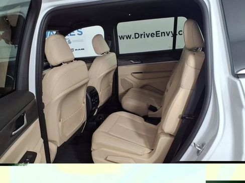 Used 2023 Jeep Grand Cherokee L Limited AWD/4WD image 9
