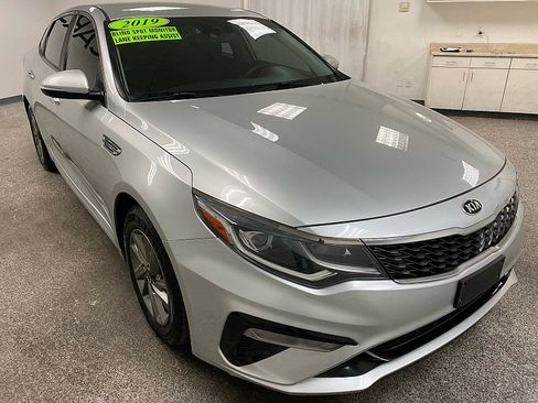 Used 2019 Kia Optima LX image 3