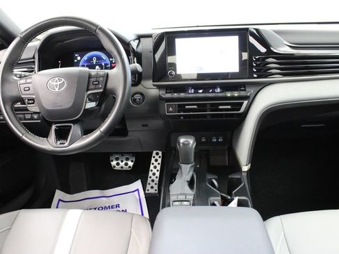 Used 2025 Toyota Camry SE FWD image 9