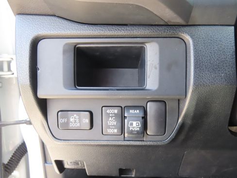 Used 2017 Toyota Tacoma TRD Sport AWD/4WD image 26