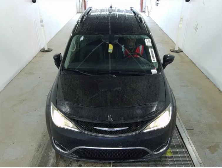 Used 2020 Chrysler Pacifica Touring-L w/ Tire & Wheel Group FWD image 4