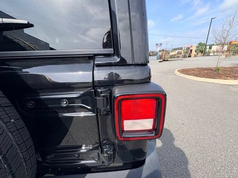 Used 2022 Jeep Wrangler Unlimited Sport w/ Sun And Sound Package AWD/4WD image 17