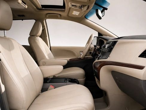 Used 2013 Toyota Sienna XLE FWD image 18