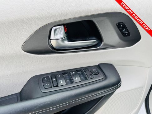 Used 2023 Chrysler Pacifica Touring-L image 15