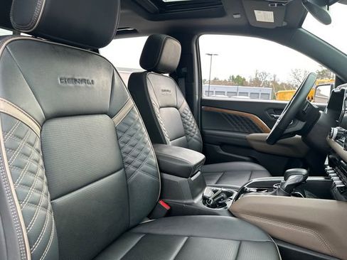 Used 2024 GMC Canyon Denali image 17