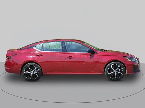 Used 2023 Nissan Altima 2.5 SR w/ SR Premium Package FWD image 2