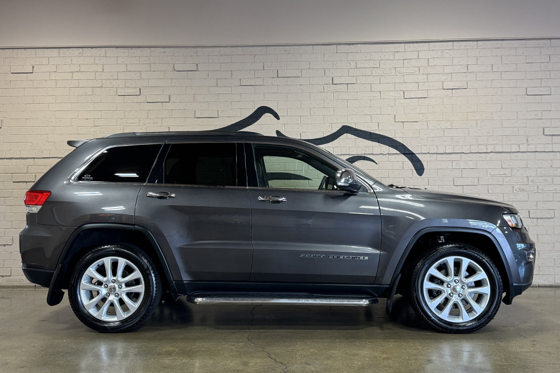Used 2017 Jeep Grand Cherokee Limited AWD/4WD image 3