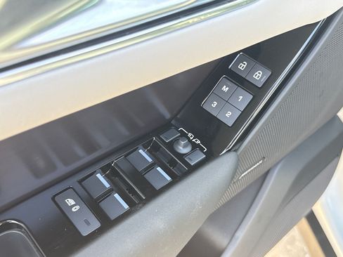 Used 2026 Land Rover Range Rover Velar Dynamic SE AWD/4WD image 23