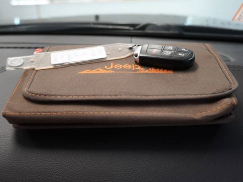 Used 2018 Jeep Grand Cherokee Overland AWD/4WD image 40
