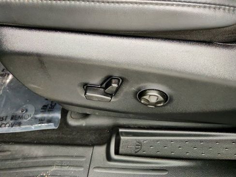 Used 2025 Chrysler Pacifica Select FWD image 11