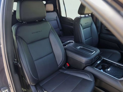 Used 2023 GMC Yukon XL Denali AWD/4WD image 34
