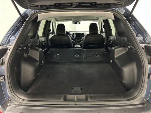 Used 2019 Jeep Cherokee Latitude Plus AWD/4WD image 35