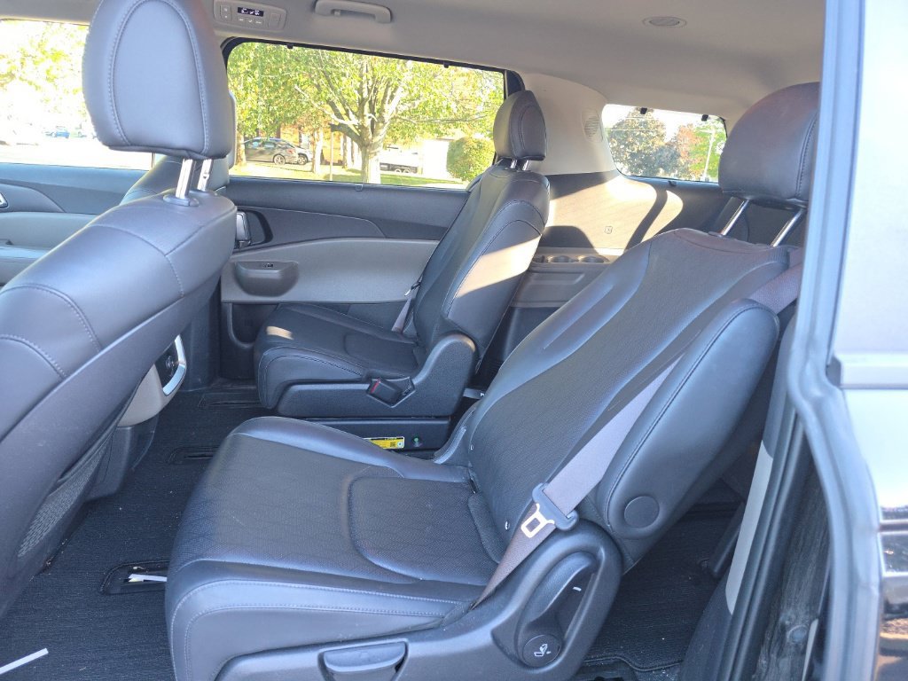 Used 2025 Kia Carnival EX FWD image 25
