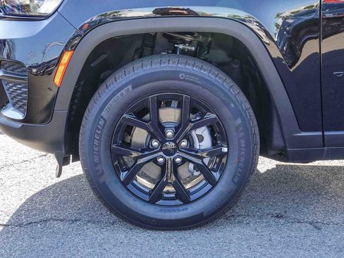 New 2025 Jeep Grand Cherokee Laredo image 10