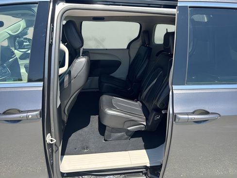 Used 2023 Chrysler Pacifica Touring-L FWD image 27