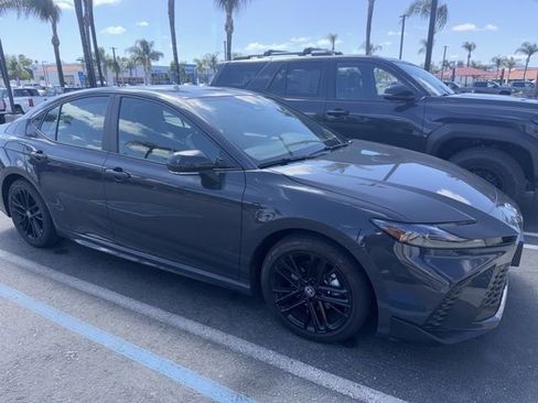 Used 2025 Toyota Camry SE image 2