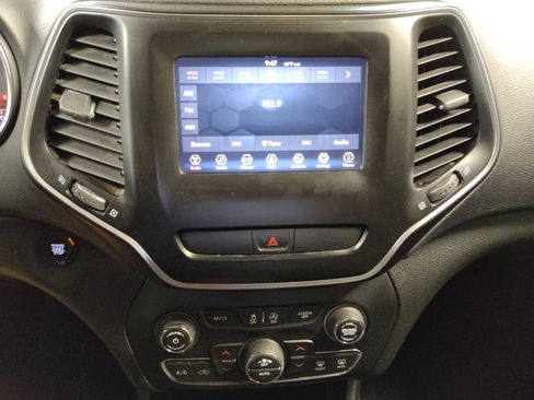 Used 2019 Jeep Cherokee Latitude Plus w/ Comfort/Convenience Group image 25