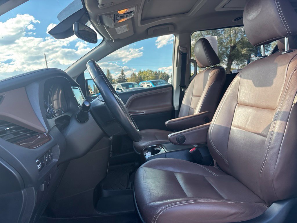 Used 2019 Toyota Sienna Limited Premium FWD image 10